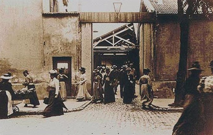 Extracto de la película estrenada en las fábricas Lumière de Monplaisir, Lyon (actual hangar de la primera película en el Instituto Lumière).