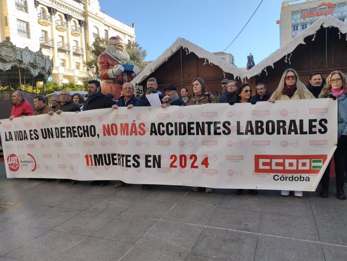 CCOO y UGT se concentran por la muerte del conductor del camión accidentado en Alcaracejos la semana pasada.