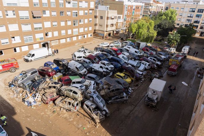 Archivo - Arxiu - Cotxes apilats després de la dana a Benetússer .