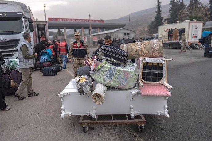 Sirios regresan a Siria desde la frontera turca en la provincia de Hatay 