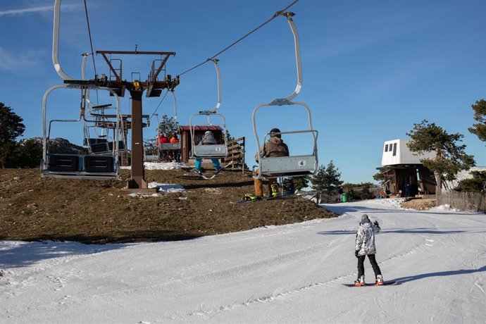 Archivo - Las telesillas en la estación de esquí de Navacerrada, el primer día de apertura de la temporada, a 13 de diciembre de 2021, en el Puerto de Navacerrada, Madrid (España).