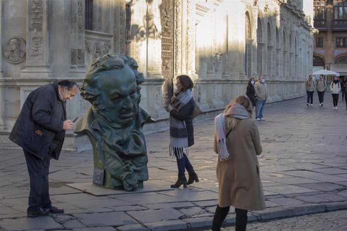 Archivo - Una de las réplicas gigantes de la estatuilla de Los Goya instalada en la Plaza de San Francisco. A 26 de enero de 2023, en Sevilla (Andalucía, España).