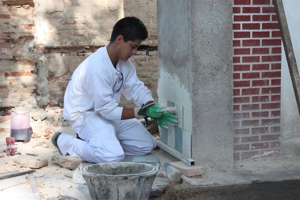 Archivo - Imagen de archivo de un obrero trabajando en una obra.