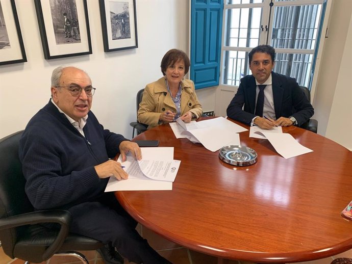 Leopoldo Izquierdo (dcha.), durante la firma de los acuerdos con Autismo Córdoba y Funlabor.