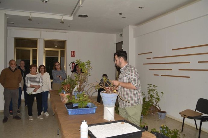 Participantes en el curso-taller sobre el cuidado de las plantas de los patios de Córdoba.