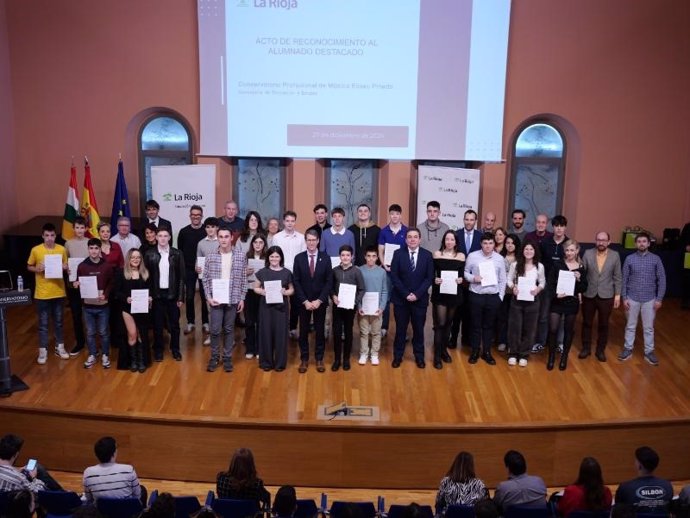 El presidente del Gobierno de La Rioja, Gonzalo Capellán, junto al consejero de Educación y Empleo, Alberto Galiana, interviene en el acto de entrega de los Premios Extraordinarios de Educación correspondientes al curso 2023-2024