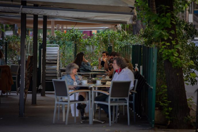 Archivo - Arxivo - Diverses persones en una terrassa d'un bar.