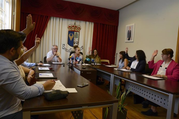 Archivo - Vista de la votación durante una moción de censura en O Irixo, a 29 de agosto de 2023, en Ourense, Galicia (España).