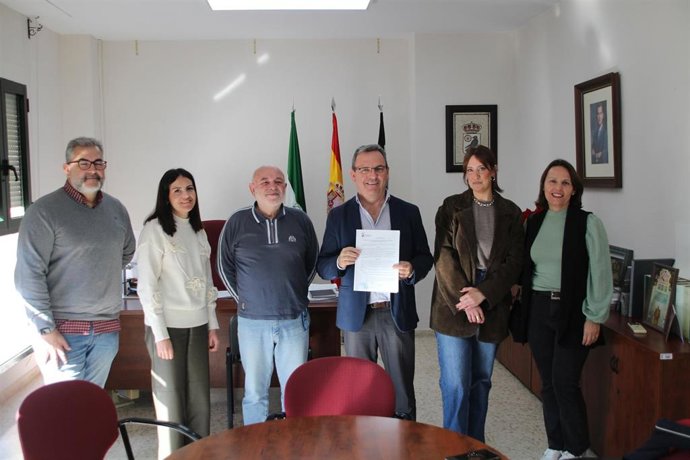 Firma del protocolo para integrar la plantilla de ayuda a domicilio de El Cuervo en una nueva empresa municipal