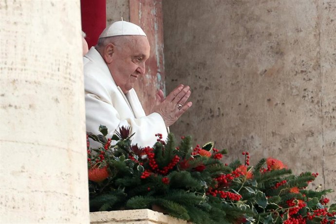 25 December 2024, Vatican: Pope Francis from the central loggia imparts the solemn blessing Urbi et Orbi to the faithful and pilgrims gathered in St. Peter's Square on the occasion of Christmas and the opening of the Holy Door for the Jubilee 2025. Photo: