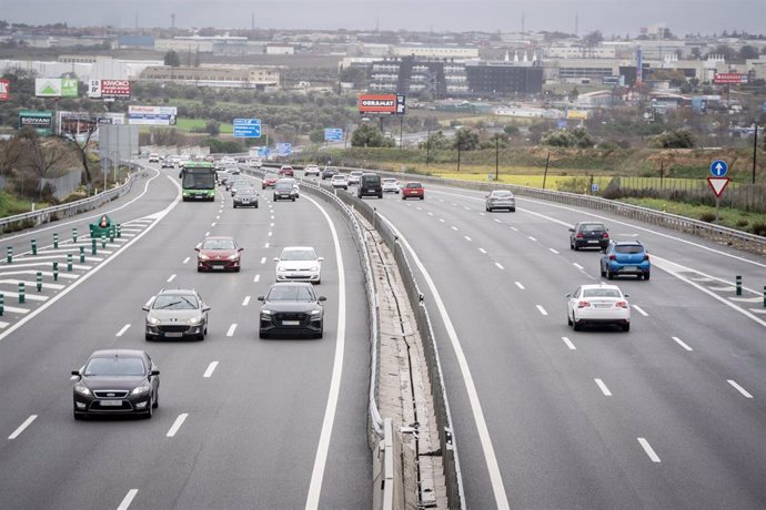 Archivo - Varios coches circulan por la autovía del Suroeste, A-5, a 8 de enero de 2023, en Madrid (España). En el dispositivo de tráfico para la tercera y última fase de la operación especial de la Dirección General de Tráfico de Navidad se esperan que e