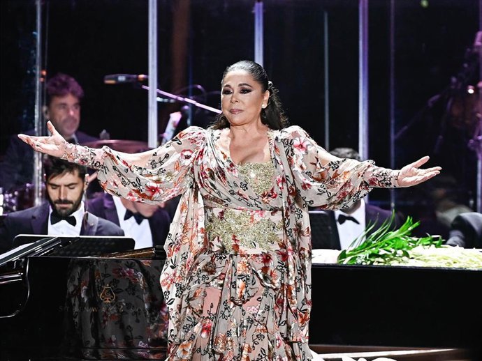 Archivo - (Foto De ARCHIVO) Isabel Pantoja En El Escenario Del Huerta Del Obispo Durante Su Concierto En Alcalá De Henares A 27 De Septiembre De 2024 En Alcalá De Henares (España).    Francisco Guerra / Europa Press