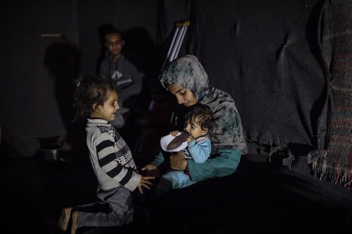 Una familia palestina en un refugio en Deir el Balá, en la Franja de Gaza