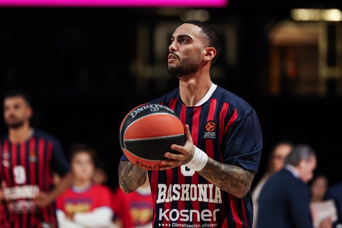 Archivo - Markus Howard of Baskonia warms up during the Turkish Airlines Euroleague, match played between FC Barcelona and Baskonia Vitoria-Gasteiz at Palau Blaugrana on November 08, 2024 in Barcelona, Spain.