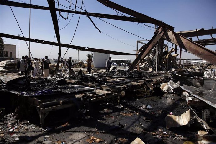 Archivo - Bombardeo en el aeropuerto de Saná, en Yemen.