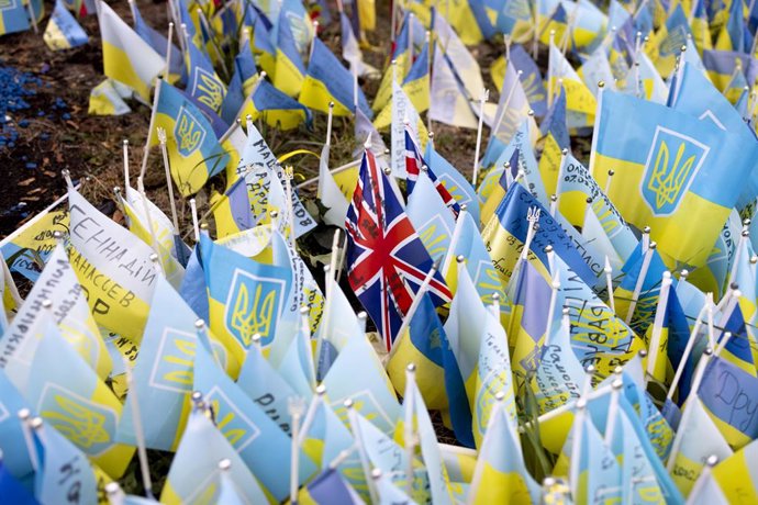 Archivo - October 16, 2023, Kyiv, Ukraine: A Union Jack flag representing a fallen British soldier is seen in between the Ukrainian flags at the makeshift memorial at Independent Square. Thousands of flags have been planted at the makeshift memorial for t