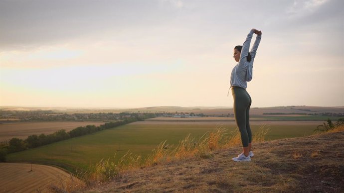 Archivo - Mujer haciendo deporte en el campo.