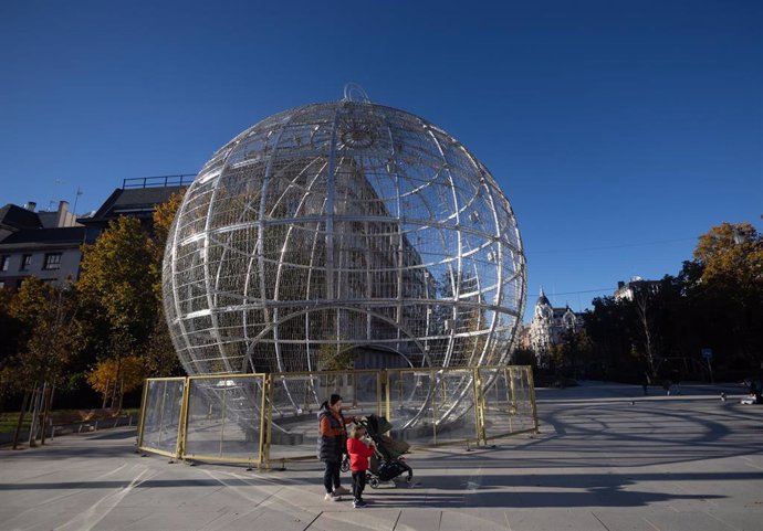 Archivo - Vistas de la gran bola de Navidad, situada en Plaza de España de Madrid, a 21 de noviembre de 2023, en Madrid (España). 