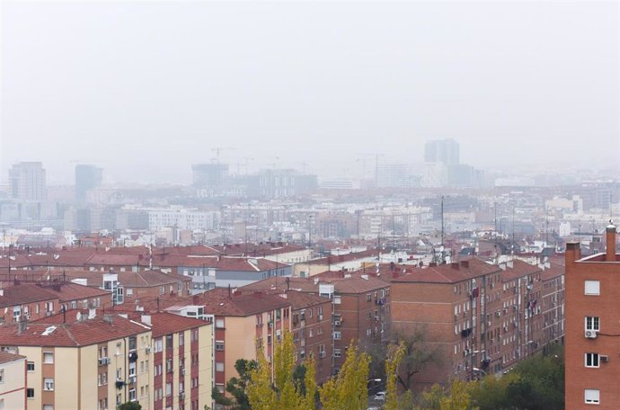 Archivo - Vistas de Madrid desde el parque del Cerro del 'Tío Pío' o popularmente conocido como el 'Parque de las siete tetas' con bancos de niebla, a 7 de diciembre de 2022, en Madrid (España).