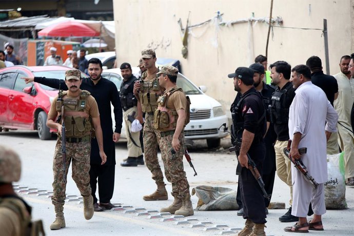 Archivo - August 16, 2024, Peshawar, Peshawar, Pakistan: Bombing targeting police vehicle on roadside in Peshawar..PESHAWAR, PAKISTAN AUGUST, 16: Pakistani security officials inspect the scene of an explosion of an improvised explosive device (IED) target