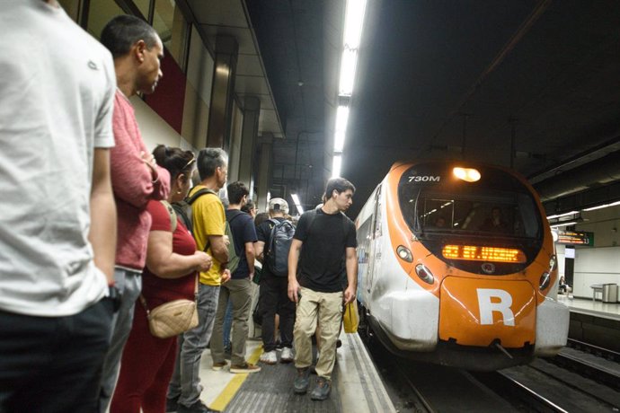 Archivo - Arxiu - Passatgers esperant als trens de Renfe Rodalies, a 17 de juny de 2024, a Barcelona, Catalunya