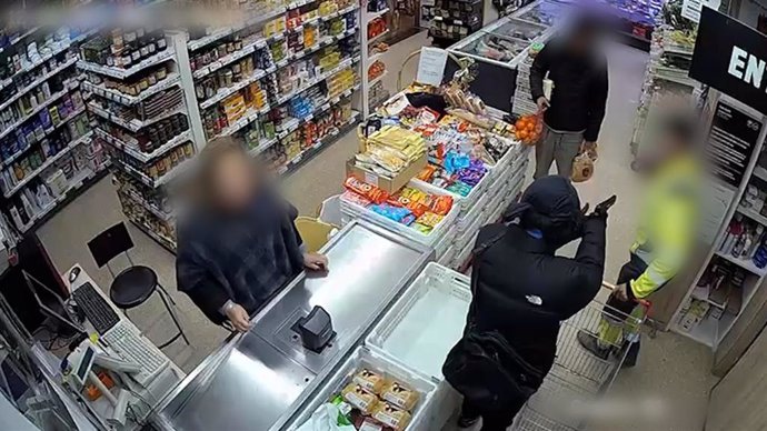 Imagen del atraco a punta de pistola cometido por dos individuos en una tienda de alimentación de Fonz.