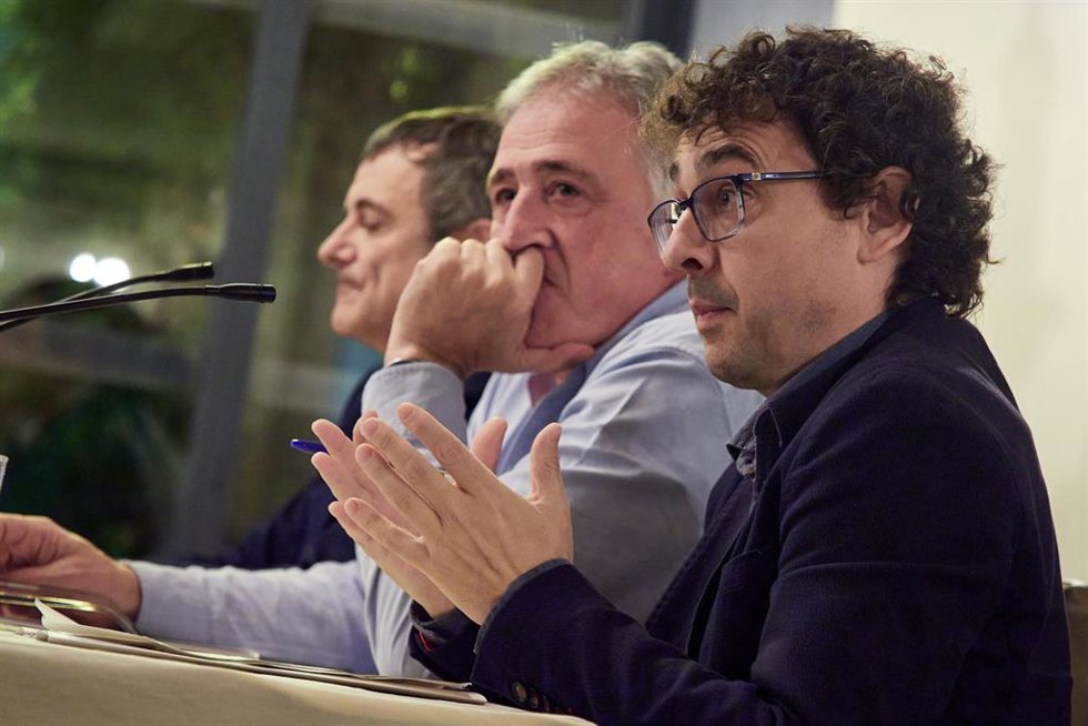 Archivo - El portavoz de Contigo-Zurekin en el Ayuntamiento de Pamplona, Txema Mauleón (d), junto al alcalde de la ciudad, Joseba Asiron (c) y el concejal de Geroa Bai, Mikel Armendáriz (i).