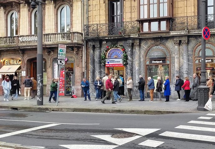 Personas hacen cola en una administración de Bilbao para comprar lotería