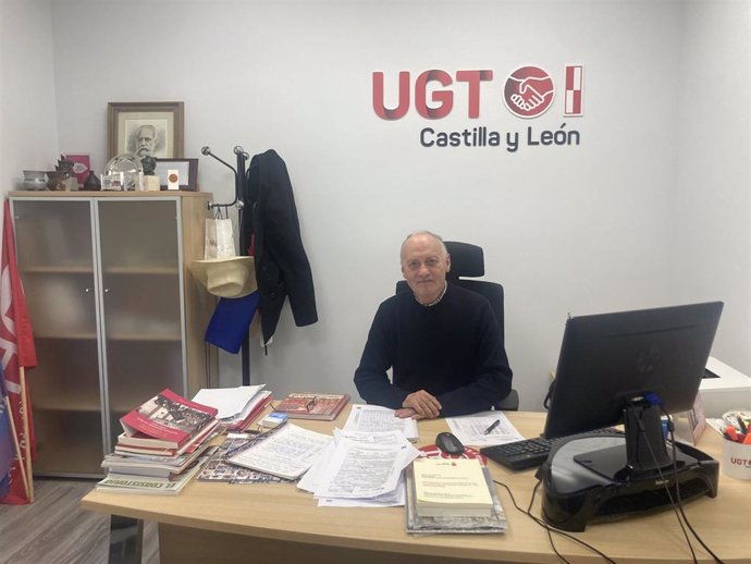 Faustino Temprano, en su despacho en la sede autonómica de UGTCyL.