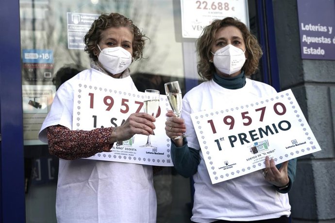 Archivo - Trabajadoras de la administración de loterías número 29 de Bilbao celebran haber vendido parte del gordo de la Lotería del Niño, en Bilbao, a 6 de enero de 2021 