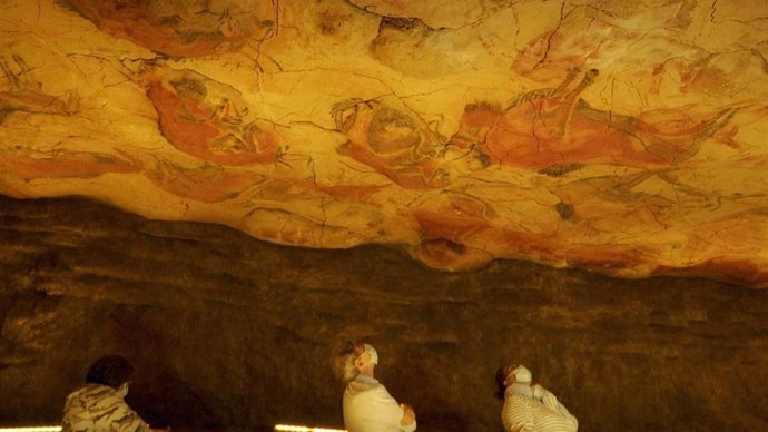 Archivo - Visitantes en la neocueva del Museo de Altamira (Cantabria).