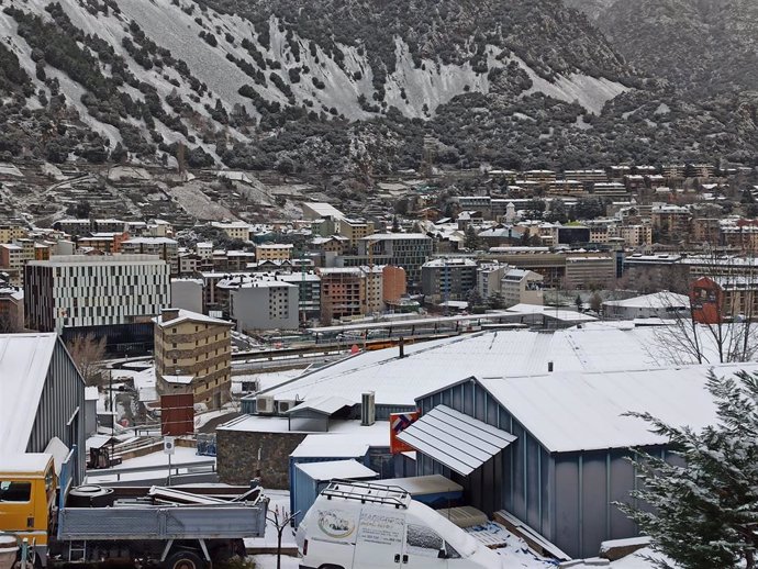 Archivo - Vista de Andorra la Vella después de una nevada, en una imagen de archivo