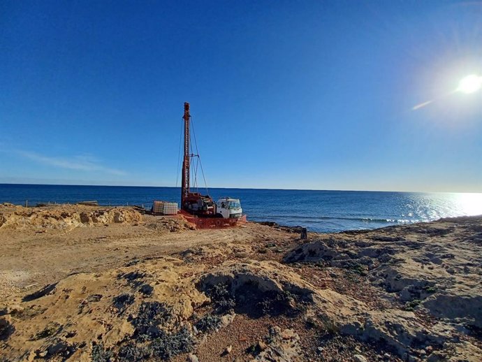 Maquinaria durante las obras en el enclave donde se construye el pozo.