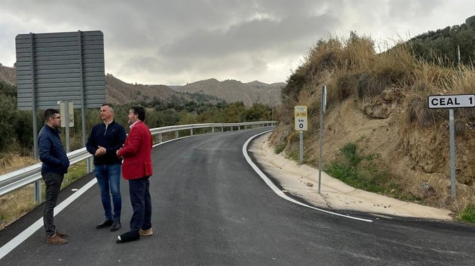 Imagen de la visita a las obras de mejora de la carretera que une Huesa con la población de Ceal.