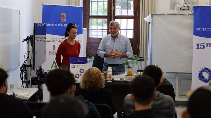 El vicepresidente de la Diputación y diputado provincial de Bienestar Social, Ángel Escobar, en un taller del Servicio Provincial de Drogodependencias y Adicciones.