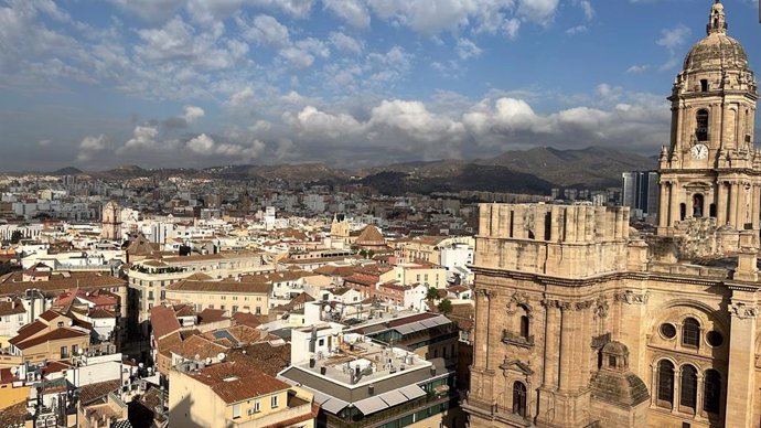 Archivo - Vista aérea de la Catedral y la ciudad de Málaga.