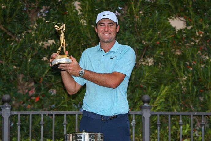 Archivo - 12 March 2023, US, Ponte Vedra Beach: US professional golfer Scottie Scheffler holds the trophy after winning the 2023 PLAYERS Championship at TPC Sawgrass. Photo: Debby Wong/ZUMA Press Wire/dpa