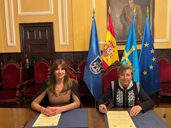 La concejala de Economía, Transformación Digital y Políticas Sociales, Leticia González, y la presidenta de la asociación L'Abeyera, Amalia Álvarez Vega, firman un convenio de colaboración.