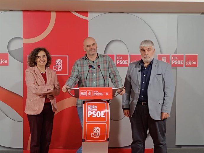 Los diputados del PSOE en la Junta General del Principado Monchu García, Ana Puerto y Jacinto Braña en rueda de prensa.