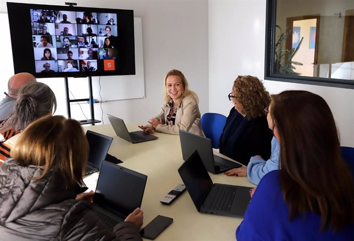 Imagen de los nuevos equipos informáticos para servicios sociales del Ayuntamiento de Jerez.