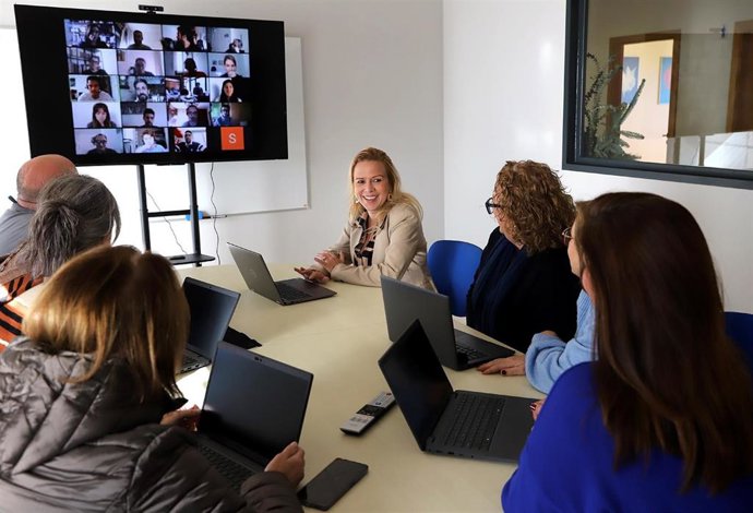 Imagen de los nuevos equipos informáticos para servicios sociales del Ayuntamiento de Jerez.