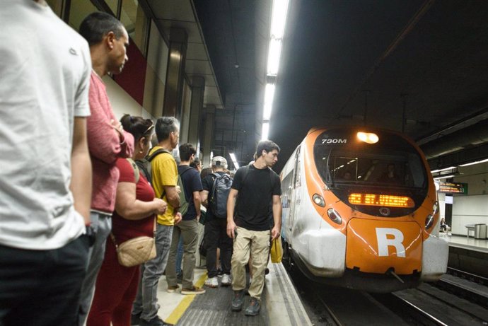 Archivo - Pasajeros esperando a los trenes de Renfe Rodalies, a 17 de junio de 2024, en Barcelona, Catalunya