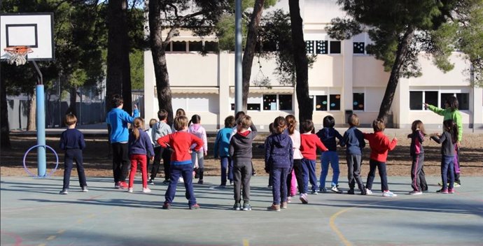 Archivo - Niños practicando deporte en un colegio. Imagen de archivo