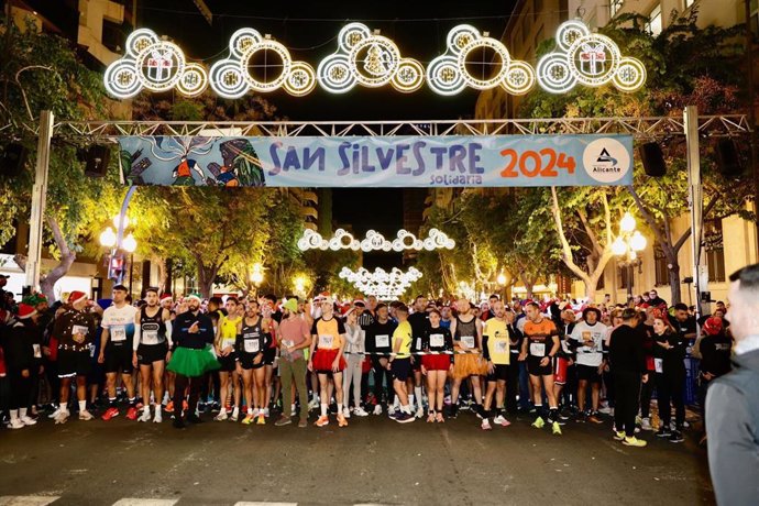 Más de 5.000 corredores funden solidaridad y deporte por las calles del centro de Alicante en la San Silvestre