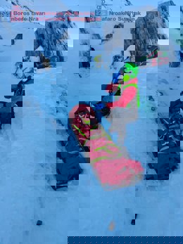 Momento del rescate del montañero accidentado.