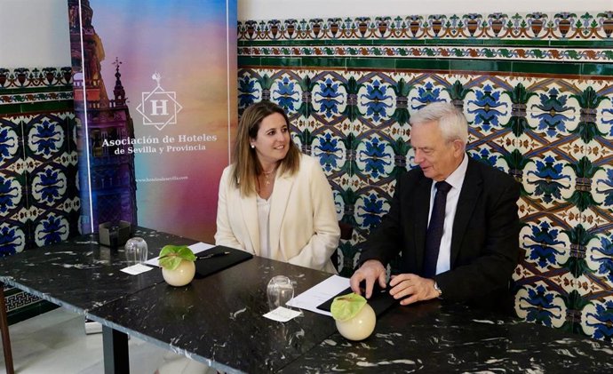 El Ayuntamiento de Sevilla, a través de la delegada de Turismo y Cultura, Angie Moreno, y la Asociación de Hoteles de Sevilla, a través de su presidente, Manuel Cornax, firman el convenio de colaboración para impulsar el turismo en la ciudad.