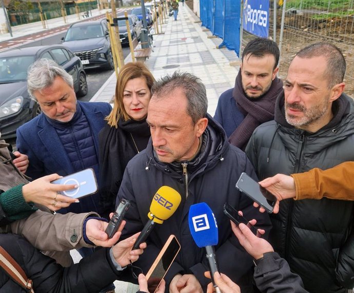 El consejero de Ordenación de Territorio, Urbanismo, Vivienda y Derechos Ciudadanos, Ovidio Zapico, atiende a los medios en Lugones.