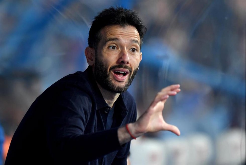 Archivo - 24 August 2021, United Kingdom, Huddersfield: Huddersfield Town's manager Carlos Corberan gestures on the touchline during the English Carabao Cup second round soccer match between Huddersfield Town and Everton at John Smiths' Stadium. Photo: 