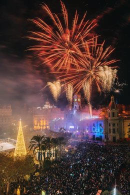 Archivo - Imagen de archivo de la Plaza del Ayuntamiento de València en Nochevieja