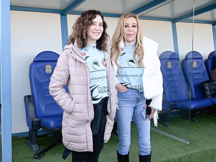 Isabel Díaz Ayuso y Ana Obregón en el Partido Benéfico "Artistas vs Famosos"